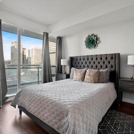 Modern 1Bd & Den Condo with Balcony Lillian St