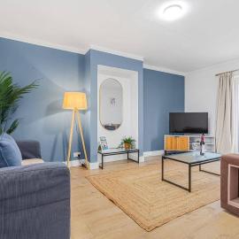 3 Bed House Sleeps 8 -Near Heathrow -Free Parking