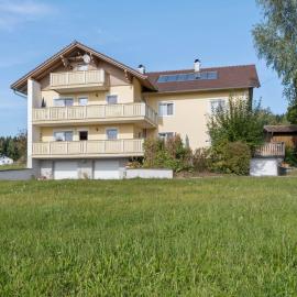 Liebevoll eingerichtete Ferienwohnung in Viechtach、ヴィヒタッハのホテル