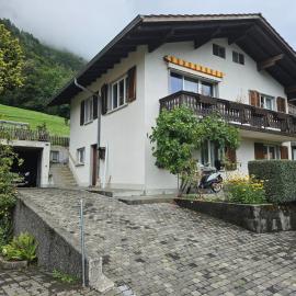 Completely refurbished comfortable apartment: Goldswil şehrinde bir otel