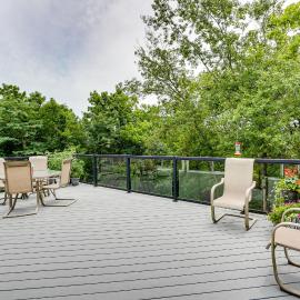 4 Mi to Dtwn: Ohio River Valley Home w/ Deck!, Hotel in Aurora