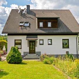 Charmante Dachgeschoss Ferienwohnung im Erzgebirge, hótel í Pöhla