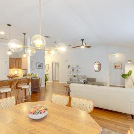 3 Mi to Escambia Bay: Home w/ Deck & Private Yard!、ミルトンのホテル