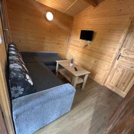 Domek nad jeziorem Wilczyńskim dla czterech osób, sypialnia z łożem małżeńskim oraz salon z rozkładanym narożnikiem z bezpośrednim zejściem nad jezioro, kajaki rowerki wodne basen boisko do siatkówki bezpłatnie i wiele innych udogodnień – hotel w mieście Świętne