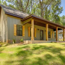 Walk to The Fields at 17 Springs: Millbrook Home!, hotel in Millbrook
