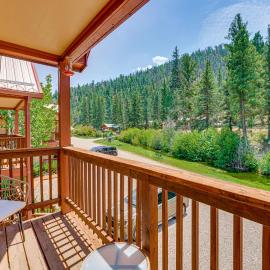 Bike, Hike & Ski: Creek-View Condo in Red River!, hotel a Red River
