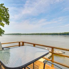 Scenic Views & Yard: Mississippi River Retreat!, hotel Fultonban
