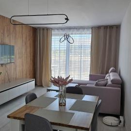 Moderný apartmán 2 s veľkou terasou, hotell i Bobrów