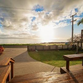 Sunsets by the Beach Waterfront Sleeps 8, hotel din Te Puru