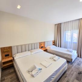 Hotel Azure, hótel í Dhërmi