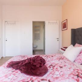 Appartement romantique à Liège, chambre et salon climatisés, SDB privée, kitchenette, 2e étage, hotel in Liège