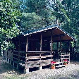 Domek letniskowy 6 osobowy drewniany z bezpośrednim zejściem nad jezioro Wilczyńskie Świętne Basen pomost rowerki wodne i kajaki bezpłatnie, duży plac zabaw i wiele innych udogodnień – hotel w mieście Świętne