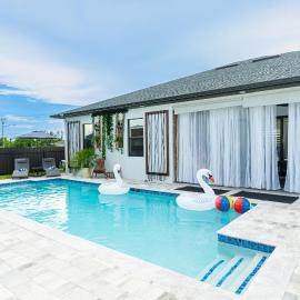 Designer Villa with Heated Pool, BBQ, Firepit, Ideal for Families & Groups, hotel v mestu Cape Coral