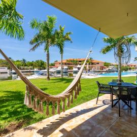 Luxury Ground Floor MarinaView-Pool-Gym-Paddleboard, hotelli kohteessa Puerto Aventuras
