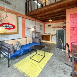 Central 1BR Mezzanine Loft with Shared Pool, Fitness and Private Kitchen in Canggu, hotel em Canggu