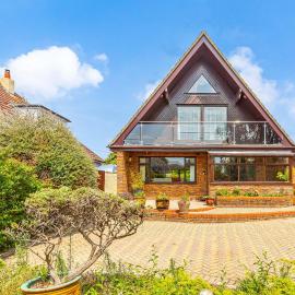 MOONGATE by BOURNECOAST - A Delightful Chalet Bungalow with a Garden and Parking - HB10672