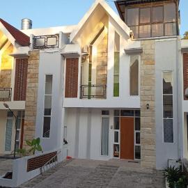 Serene Villa in Batu with 3 Bedrooms and a Rooftop, viešbutis mieste Batu