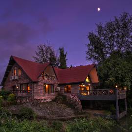 SaffronStays Cabin in the Woods - 4BHK Riverside Palghar Villa with Pool, Forest Walks & Stargazing, viešbutis mieste Jāmb