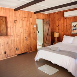 Room 6 - Downtown Joshua Tree Motel - Pet Friendly - Walk to Shops & Visitor Center, Minutes to Park Entrance, hotel in Joshua Tree