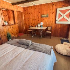 Room 7 - Downtown Joshua Tree Motel - Pet Friendly - Walk to Shops & Visitor Center, Minutes to Park Entrance, hotel in Joshua Tree