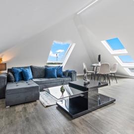 Luxury Top Floor Apt Free Parking
