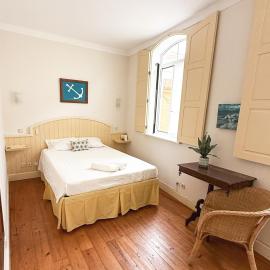 Casa das Ancoras Historic Beach Guesthouse in Buarcos Portugal, hotel a Bicas