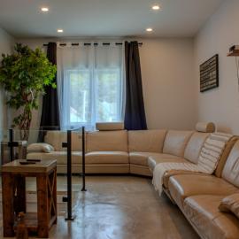 Modern Apartment - Home Theater and Premium Kitchen, hotel v destinaci Terrebonne