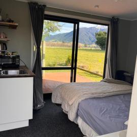 Adorable studio cottage with mountain views، فندق في Staveley
