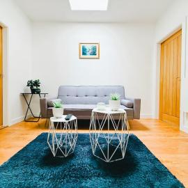 Gorgeous 1 bed flat, Sleeps 4, free Parking, Pet friendly, contractors welcome