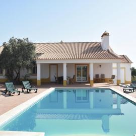 Tranquil Alentejo Villa with pool, hotel v destinácii Vimieiro