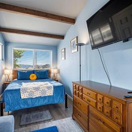 2nd Floor Studio #4 with Ocean View and Covered Deck, hotel in Blaine