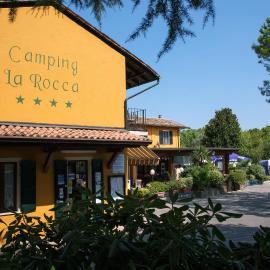Camping La Rocca, hotel u gradu Manerba del Garda
