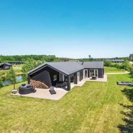 4 star holiday home in Glesborg, hotel em Glesborg
