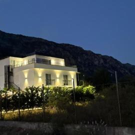 Calm & Green Retreat, hotel a Baks-Rrjoll