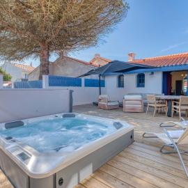 Villa Bains de Mer & Jacuzzi steps from the beach Walk to town Sleeps 6, hotel in Saint-Gilles-Croix-de-Vie