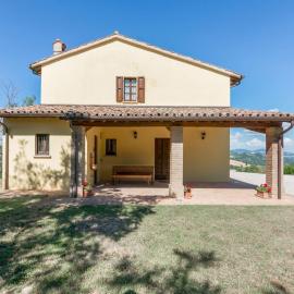 Holiday Home in Urbania with Hill Views, hotel in Urbania