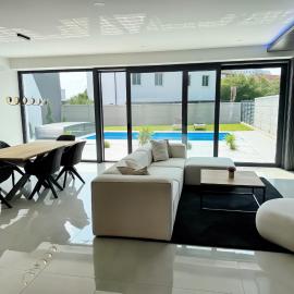 Design-Villa mit beheiztem Pool & stimmungsvoller Beleuchtung, hotel sa Linz