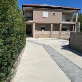 DIS LUX Apartments: Radanovići şehrinde bir otel
