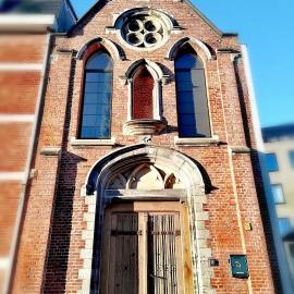 Unique renovated chapel, Hotel in Temse