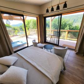 Chalet et jacuzzi, Sawadee lodge spa, hotel en Saint-Affrique