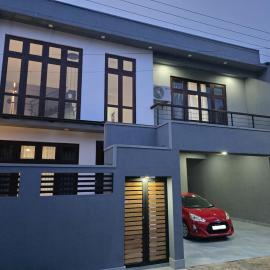 Modern 4-Bedroom Home with Rooftop in Malabe, hotel en Malabe