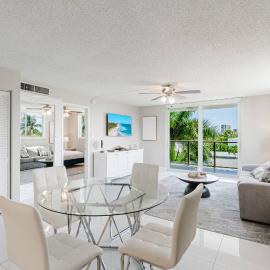 Across from Beach | Balcony • Pool • Parking • 2BR, hotel i Boca Raton