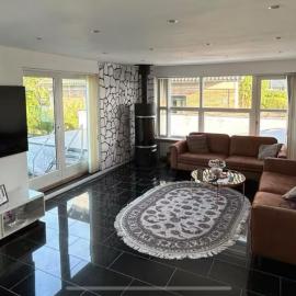 Villa nær Kolding Storcenter og Slotssøbad, מלון בקולדינג