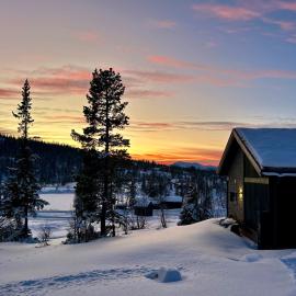 Brand new cabin on the sunny side of Gaustatoppen with a beautiful view, hotelli kohteessa Tuddal