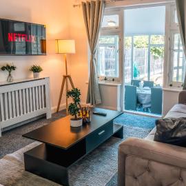 Spacious 4-Bed Family Home Wembley Stadium - Parking & Long Stays, hotel sa London