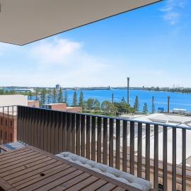 Salt & Stone - Harbour Views, Balcony & Parking x1