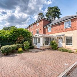 NEW! Stylish 2BR Retreat Presented by Clarendon Stays, Private Parking, North Leamington