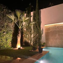 Suite luxueuse avec SDB privative dans une villa avec piscine