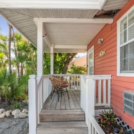 Barefoot Boho- Beach bungalow on Anna Maria Island: Bradenton Beach şehrinde bir otel