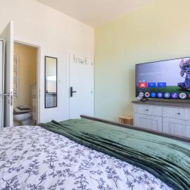 Chambre de luxe Tokyo a Liège Sale de bain privée check in autonome cuisine partagée, hotel a Liegi